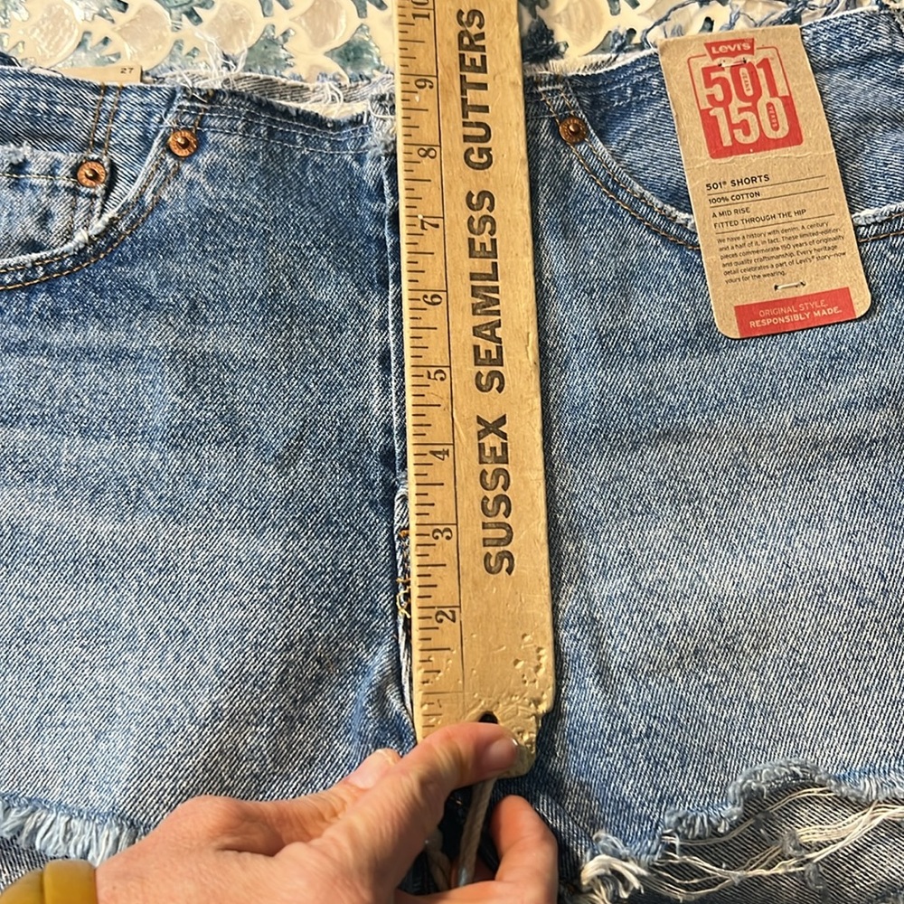 Levi's Women's 501 Ripped Waist Shorts Cut Off 27 - Picture 5 of 6
